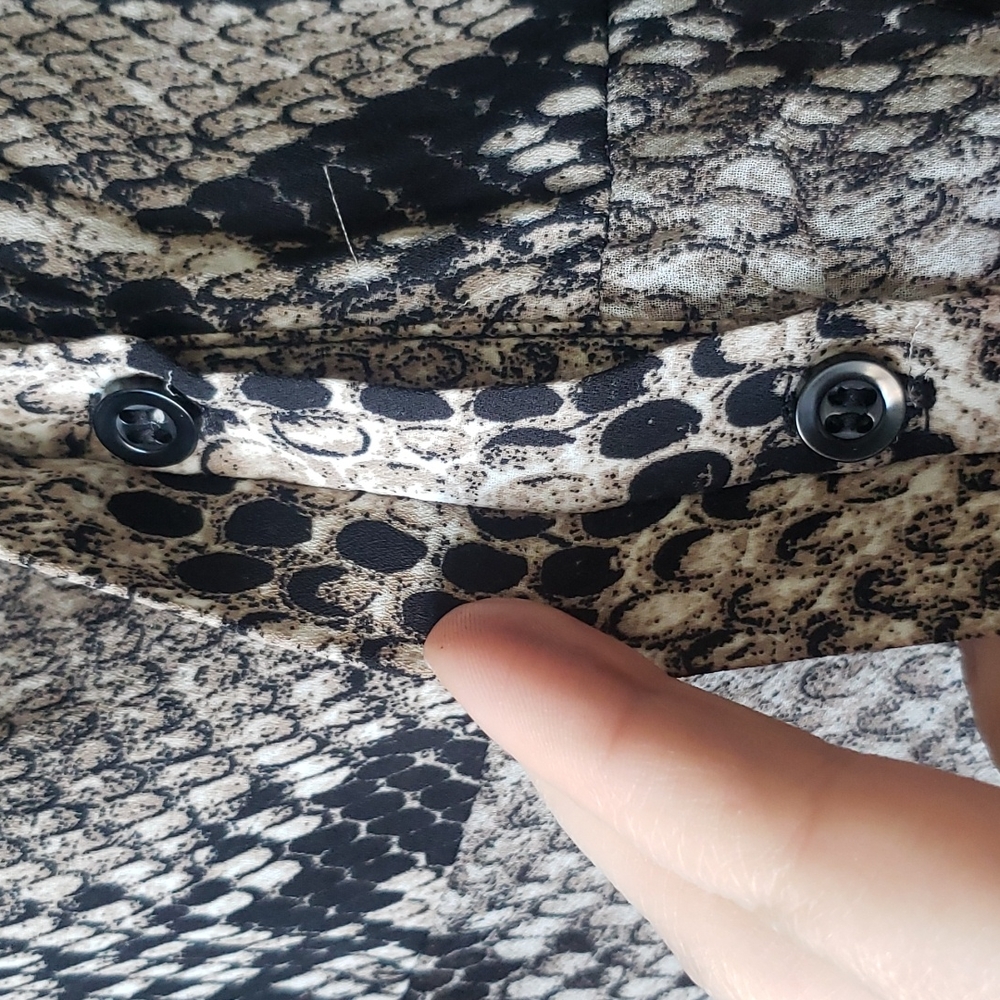 Ro & De Python Print Blouse - Picture 3 of 9